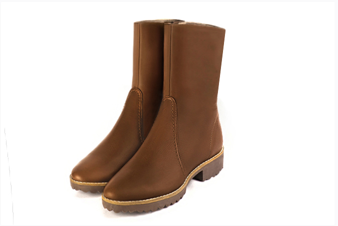 Caramel brown women's ankle boots with a zip on the inside. Round toe. Flat rubber soles. Front view - Florence KOOIJMAN